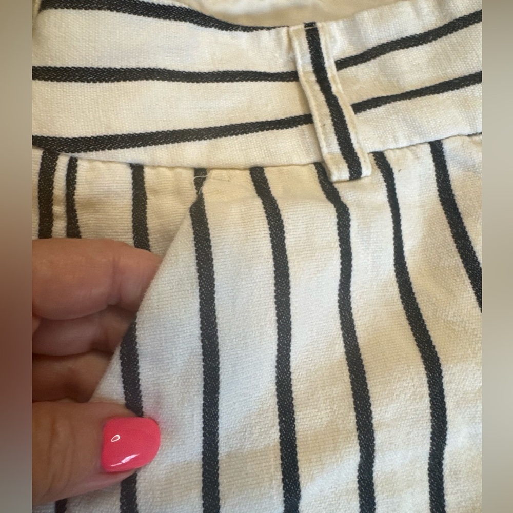 Express size 4 midi low rise, dressy look white jean shorts, thin pinstripe - Picture 10 of 10